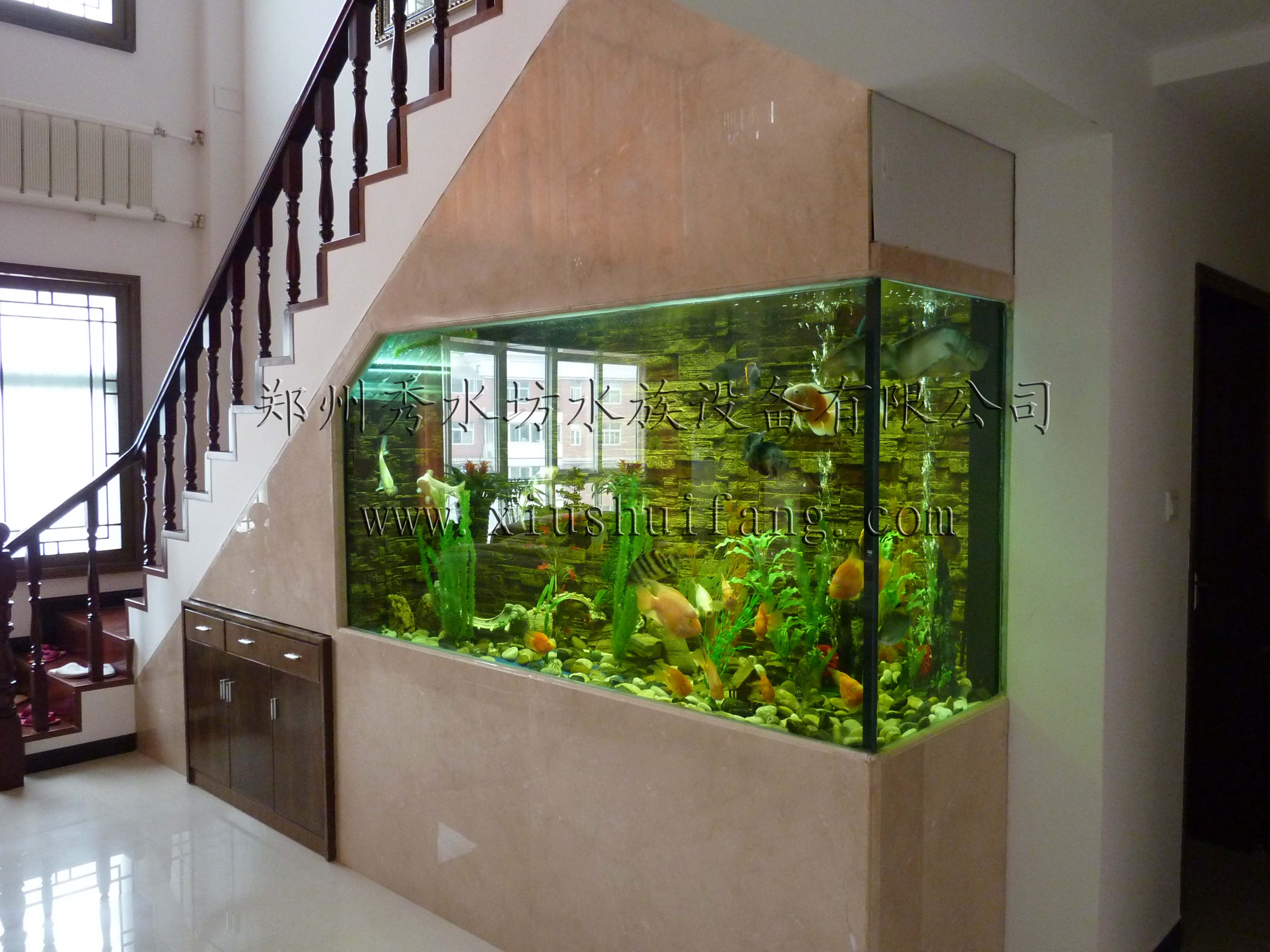 复式楼楼梯空间龙鱼鱼缸